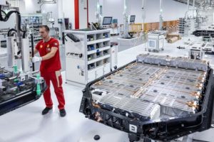 Ferrari Elettrica : assemblage batterie // Source : Ferrari