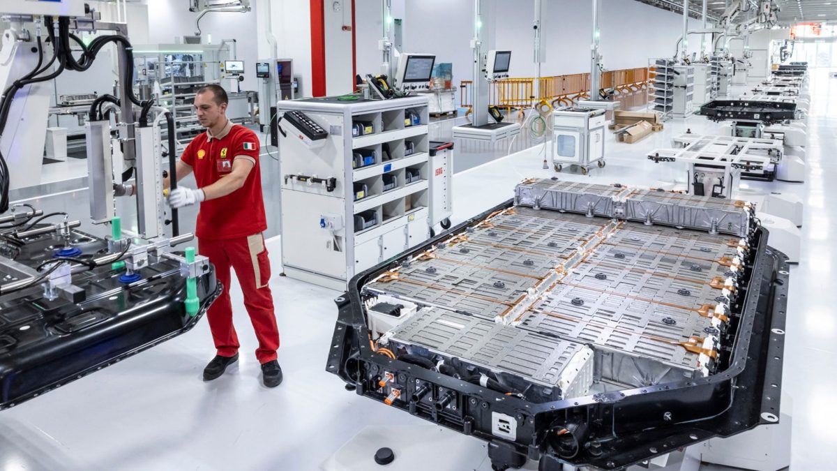 Ferrari Elettrica : assemblage batterie // Source : Ferrari