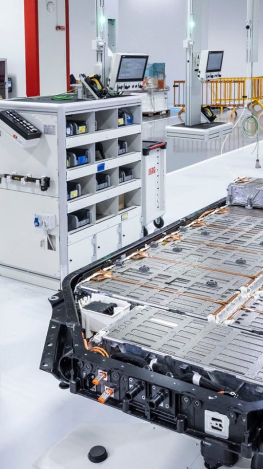 Ferrari Elettrica : assemblage batterie // Source : Ferrari