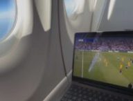 Un match dans un avion grâce à Starlink. // Source : Numerama