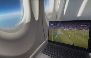 Un match dans un avion grâce à Starlink. // Source : Numerama