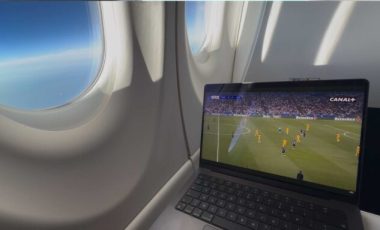Un match dans un avion grâce à Starlink. // Source : Numerama