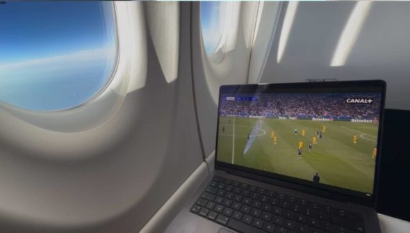 Un match dans un avion grâce à Starlink. // Source : Numerama