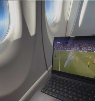 Un match dans un avion grâce à Starlink. // Source : Numerama Un match dans un avion grâce à Starlink. // Source : Numerama