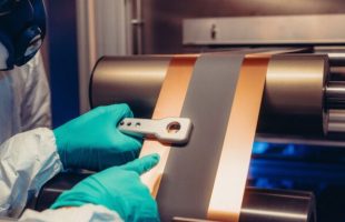 Au coeur du Laboratoire Innovation Cellule Batterie d'Ampere // Source : Ampere