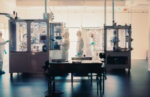 Au coeur du Laboratoire Innovation Cellule Batterie d'Ampere // Source : Ampere