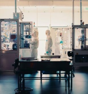 Au coeur du Laboratoire Innovation Cellule Batterie d'Ampere // Source : Ampere Au coeur du Laboratoire Innovation Cellule Batterie d'Ampere // Source : Ampere