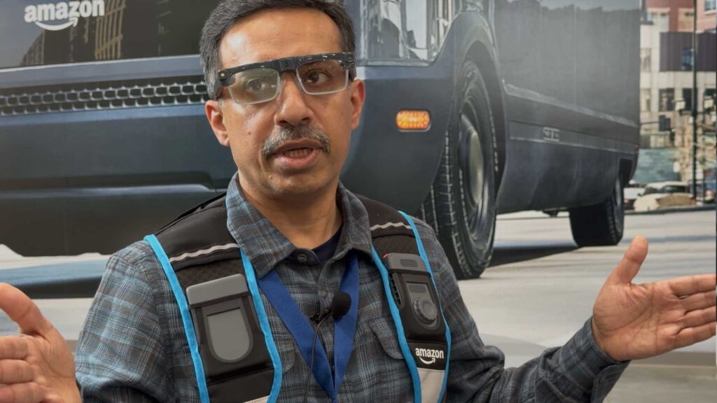 La veste accompagne les lunettes d'Amazon. La veste accompagne les lunettes d'Amazon.
