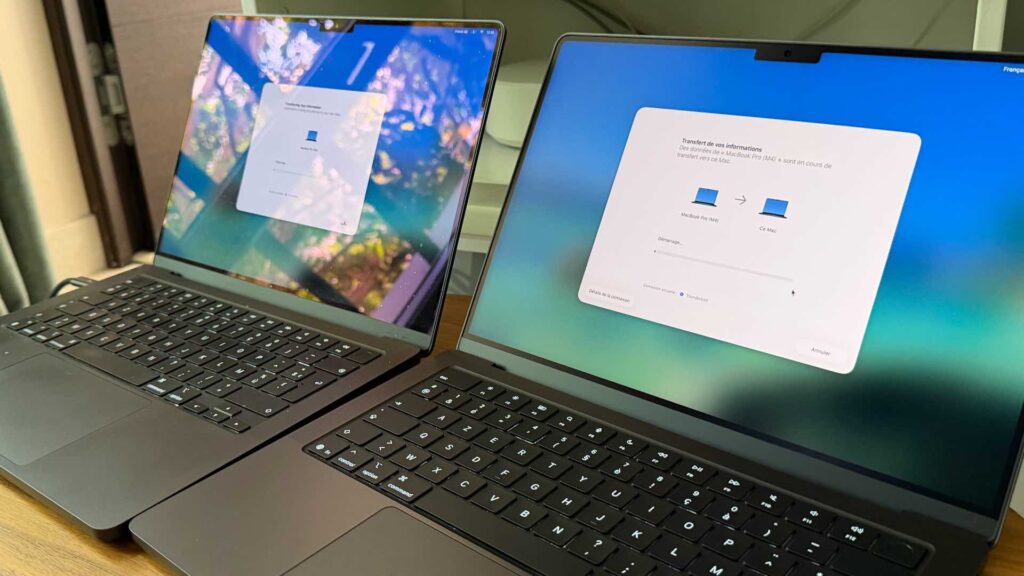 Le MacBook Pro M4 à gauche, le MacBook Pro M5 à droite, avec l'écran nano-texturé en option. Le MacBook Pro M4 à gauche, le MacBook Pro M5 à droite, avec l'écran nano-texturé en option.