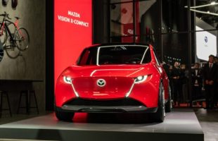Mazda a présenté un concept de compacte électrique intelligente baptisé Vision-X Compact // Source : Mazda