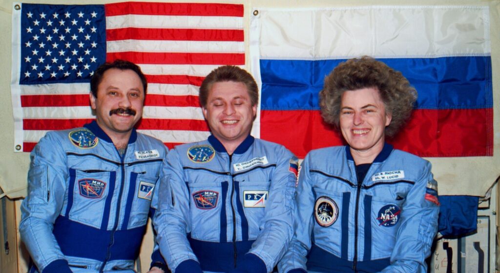 Mir_EO-21_crew_portrait_-_19960325_(cropped) Mir_EO-21_crew_portrait_-_19960325_(cropped)