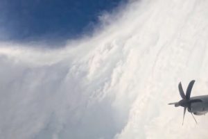 Passage à travers l'ouragan Mélissa. // Source : Capture d'écran X @FlynonymousWX Passage à travers l'ouragan Mélissa. // Source : Capture d'écran X @FlynonymousWX