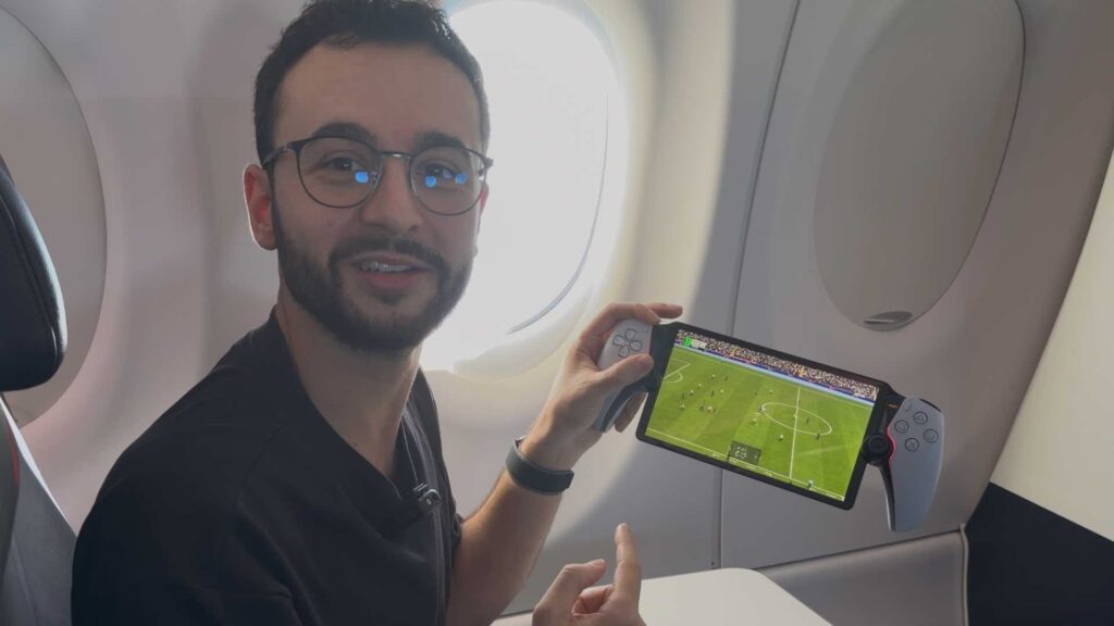 Le PlayStation Portal en cloud gaming depuis un avion fonctionne chez Air France. // Source : Numerama Le PlayStation Portal en cloud gaming depuis un avion fonctionne chez Air France. // Source : Numerama