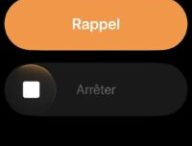 Le nouveau radio réveil en plein écran d'iOS 26.1. // Source : Numerama
