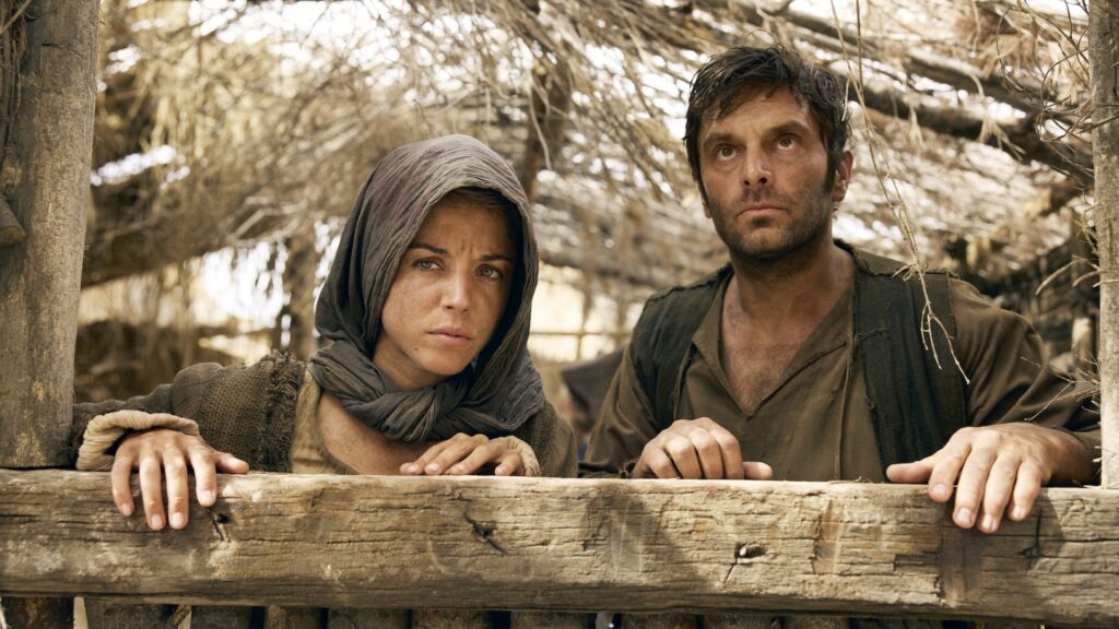 Alice Isaaz et Pio Marmaï dans Néro // Source : Netflix Alice Isaaz et Pio Marmaï dans Néro // Source : Netflix
