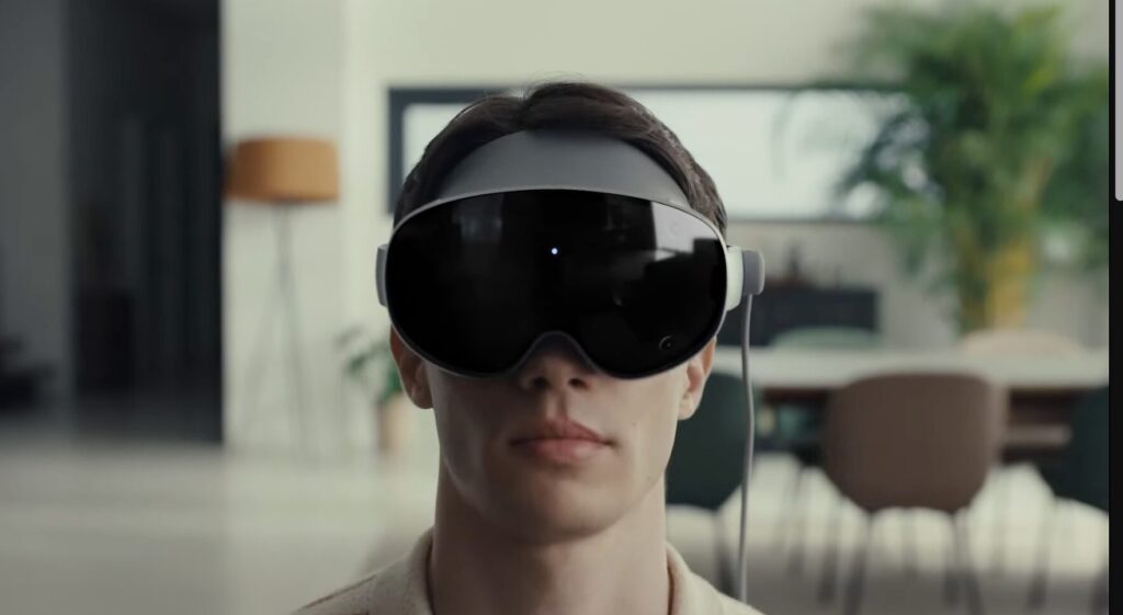 Le Galaxy XR est un casque de réalité mixte très similaire à celui d'Apple. Le Galaxy XR est un casque de réalité mixte très similaire à celui d'Apple.