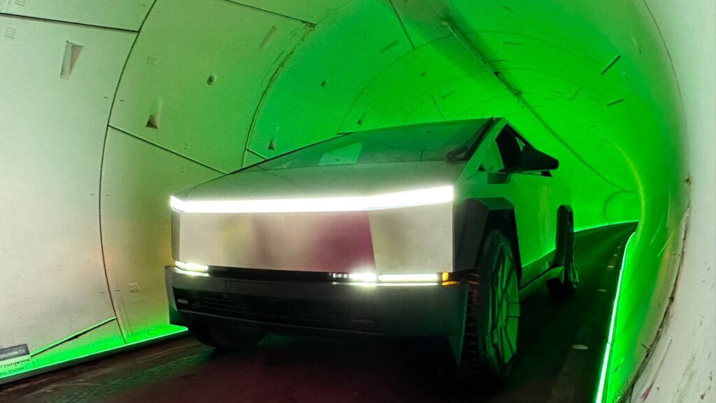 Un Tesla Cybertruck dans le Vegas Loop // Source : The Boring Company via X Un Tesla Cybertruck dans le Vegas Loop // Source : The Boring Company via X