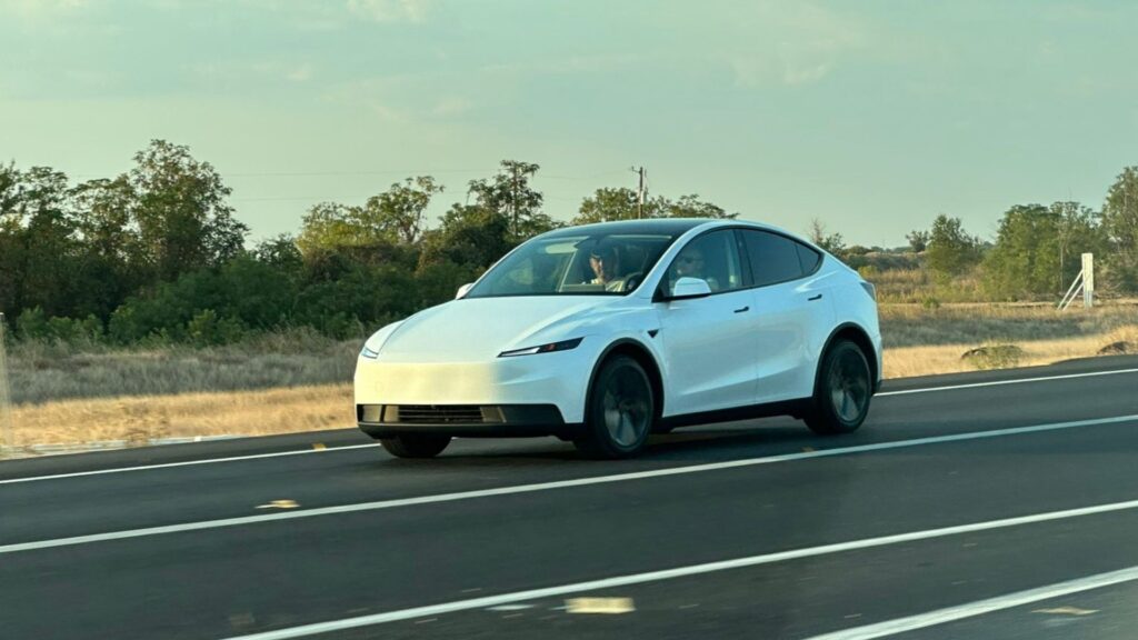 Le Tesla Model Y abordable surpris sur la route // Source : Ryan Mable via X Le Tesla Model Y abordable surpris sur la route // Source : Ryan Mable via X