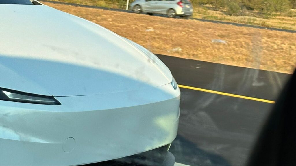 Le Tesla Model Y abordable surpris sur la route // Source : Ryan Mable via X