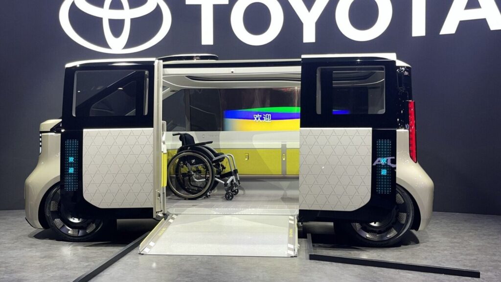 Toyota a présenté un concept de van nommé Kayoibako // Source : Toyota Toyota a présenté un concept de van nommé Kayoibako // Source : Toyota