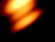 Partie d'une image prise par le système, incluant le satellite RadioAstron (JL Gomez et al., 2022), où les deux points brillants inférieurs représentent l'émission radio des deux trous noirs, et le point supérieur le jet du plus petit trou noir // Source : Université de Turku