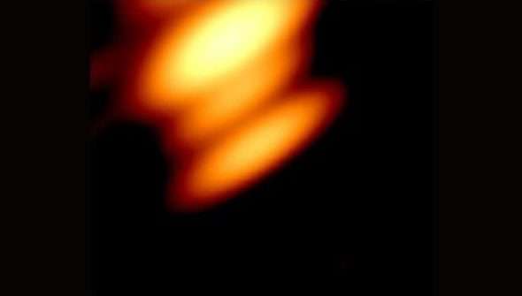 Partie d'une image prise par le système, incluant le satellite RadioAstron (JL Gomez et al., 2022), où les deux points brillants inférieurs représentent l'émission radio des deux trous noirs, et le point supérieur le jet du plus petit trou noir // Source : Université de Turku