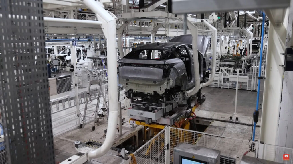 Production des Peugeot e-3008 à Sochaux // Source : extrait Youtube 100 bornes Production des Peugeot e-3008 à Sochaux // Source : extrait Youtube 100 bornes