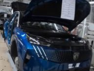 Production des Peugeot e-3008 à Sochaux // Source : extrait Youtube 100 bornes