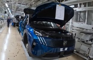 Production des Peugeot e-3008 à Sochaux // Source : extrait Youtube 100 bornes