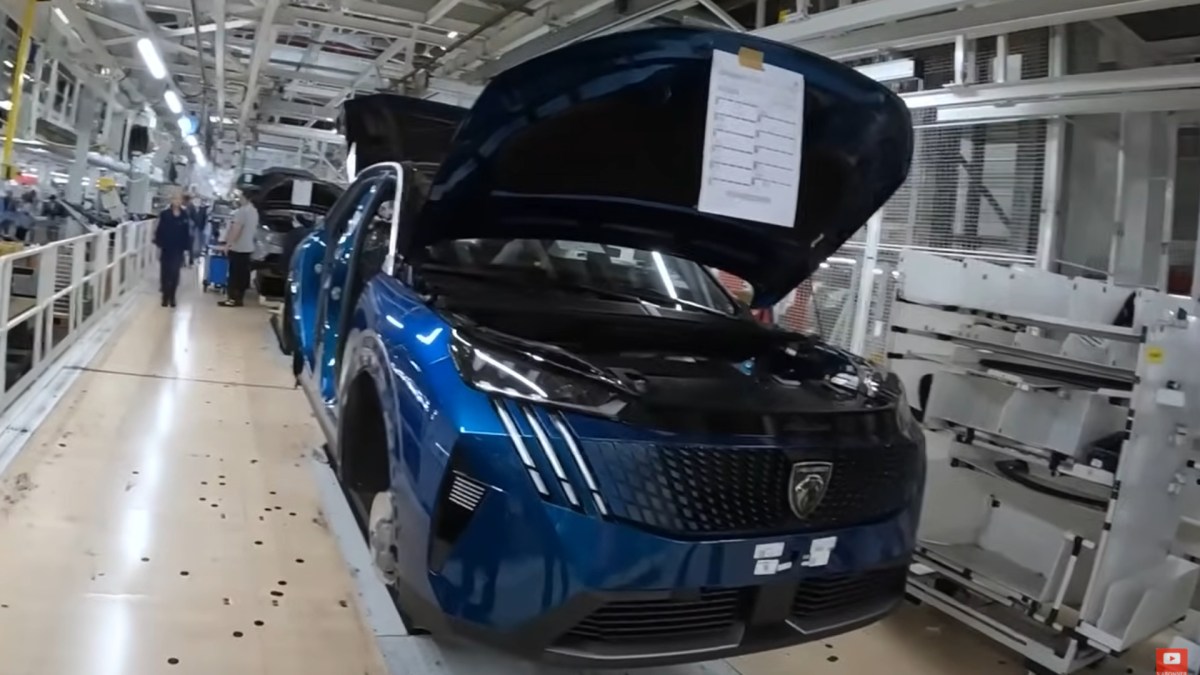 Production des Peugeot e-3008 à Sochaux // Source : extrait Youtube 100 bornes