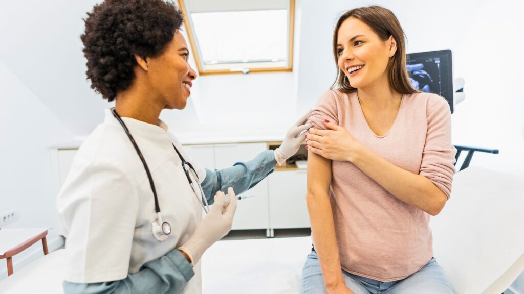 La vaccination est recommandée aux femmes enceintes. // Source : Canva La vaccination est recommandée aux femmes enceintes. // Source : Canva