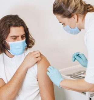 Vaccins covid et grippe. // Source : Canva