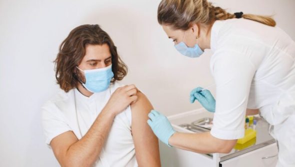 Vaccins covid et grippe. // Source : Canva