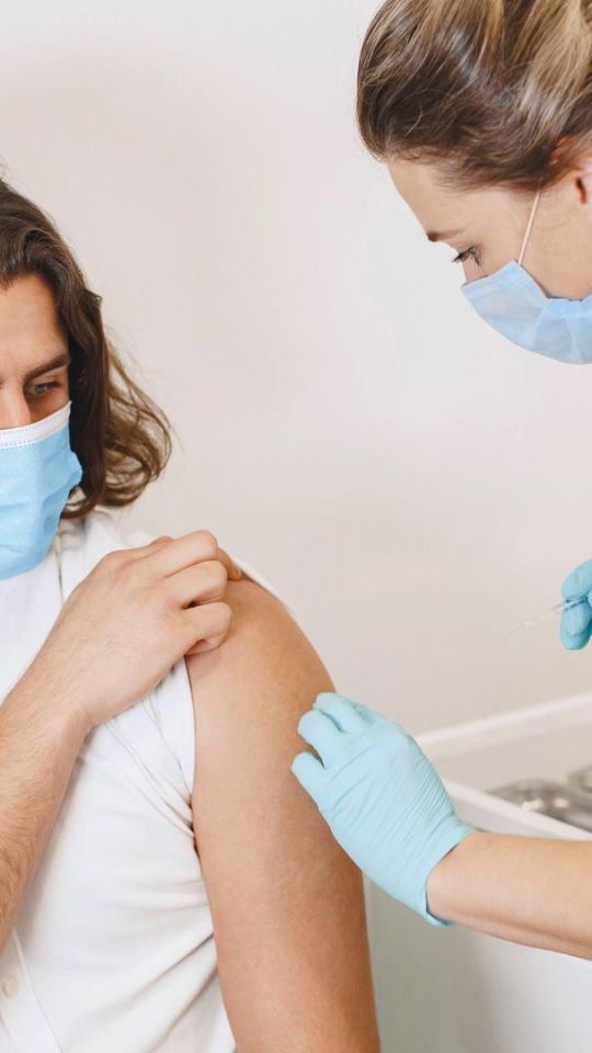 Vaccins covid et grippe. // Source : Canva