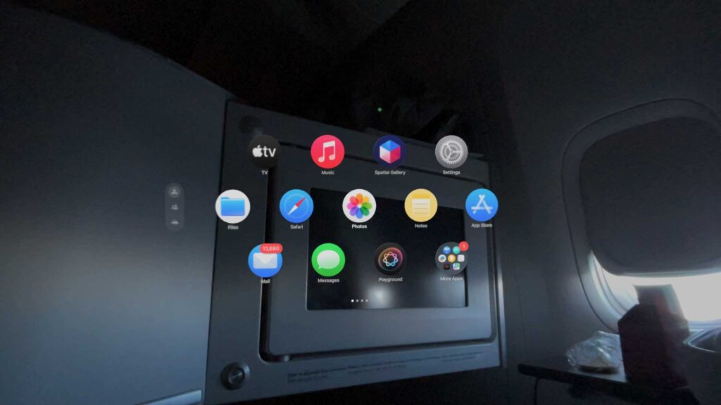 Le Vision Pro permet d'afficher des apps flottantes devant soi. Le Vision Pro permet d'afficher des apps flottantes devant soi.