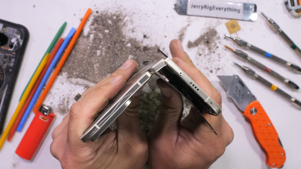 En pliant le Pixel 10 Pro Fold dans le mauvais sens, ce n'est pas la charnière qui a tourné, mais le dos de l'appareil, au niveau de l'antenne. En pliant le Pixel 10 Pro Fold dans le mauvais sens, ce n'est pas la charnière qui a tourné, mais le dos de l'appareil, au niveau de l'antenne.