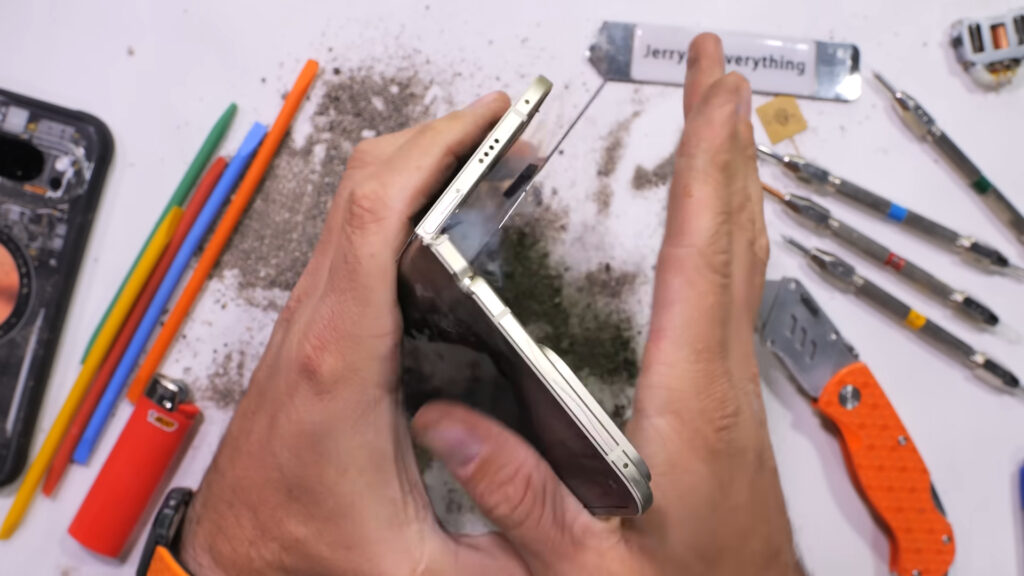 Alors qu'il était en pleine torture, JerryRigEverything a vu de la fumée sortir du Pixel 10 Pro Fold. Alors qu'il était en pleine torture, JerryRigEverything a vu de la fumée sortir du Pixel 10 Pro Fold.
