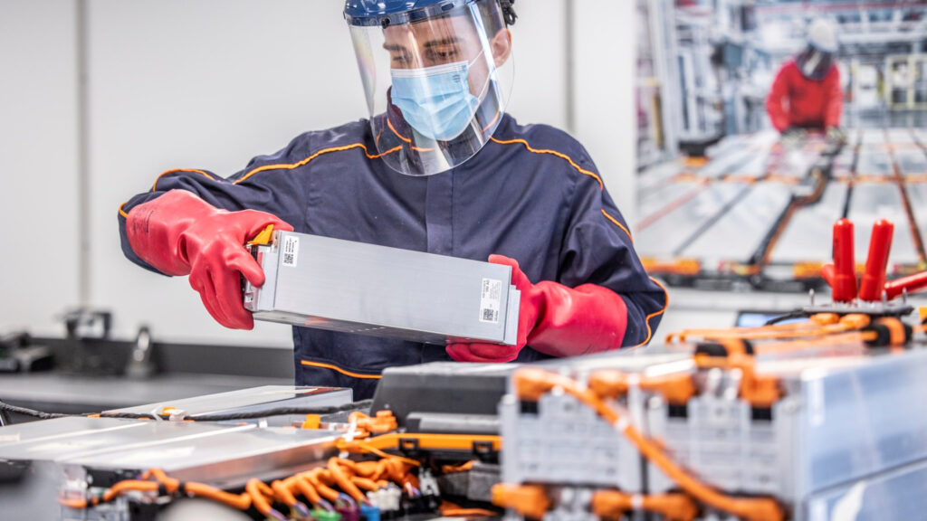 Centre de réparation des batteries par Volkswagen // Source : Volkswagen Centre de réparation des batteries par Volkswagen // Source : Volkswagen