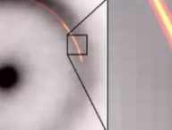 L'anneau d'Einstein et l'arc gravitationnel formé par le mystérieux objet. Source : Keck/EVN/GBT/VLBA