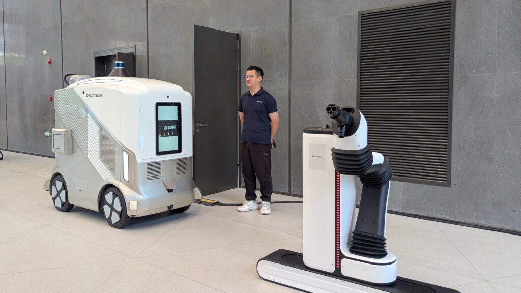 Robots autonome de recharge et bras robotisé de ZD Energy  // Source : Raphaelle Baut pour Numerama Robots autonome de recharge et bras robotisé de ZD Energy  // Source : Raphaelle Baut pour Numerama