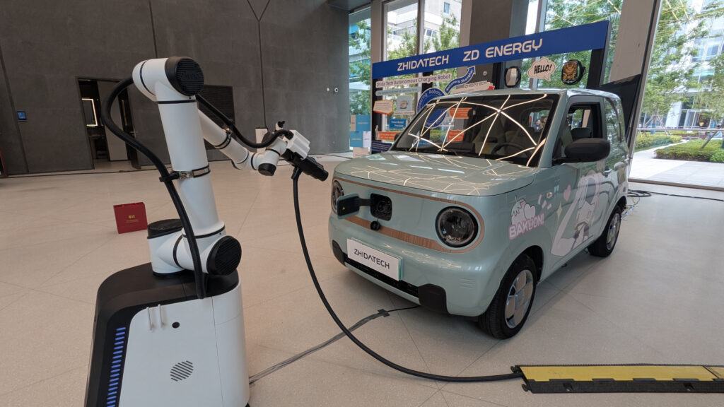 ZD Energy a présenté ses robots chargeurs chez Renault Group Shanghai // Source : Raphaelle Baut pour Numerama ZD Energy a présenté ses robots chargeurs chez Renault Group Shanghai // Source : Raphaelle Baut pour Numerama