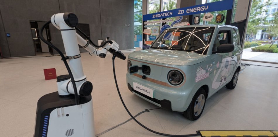 ZD Energy a présenté ses robots chargeurs chez Renault Group Shanghai // Source : Raphaelle Baut pour Numerama ZD Energy a présenté ses robots chargeurs chez Renault Group Shanghai // Source : Raphaelle Baut pour Numerama