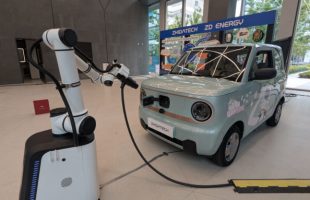 ZD Energy a présenté ses robots chargeurs chez Renault Group Shanghai // Source : Raphaelle Baut pour Numerama