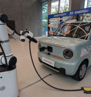 ZD Energy a présenté ses robots chargeurs chez Renault Group Shanghai // Source : Raphaelle Baut pour Numerama