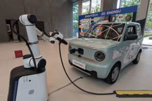 ZD Energy a présenté ses robots chargeurs chez Renault Group Shanghai // Source : Raphaelle Baut pour Numerama ZD Energy a présenté ses robots chargeurs chez Renault Group Shanghai // Source : Raphaelle Baut pour Numerama