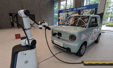 ZD Energy a présenté ses robots chargeurs chez Renault Group Shanghai // Source : Raphaelle Baut pour Numerama ZD Energy a présenté ses robots chargeurs chez Renault Group Shanghai // Source : Raphaelle Baut pour Numerama