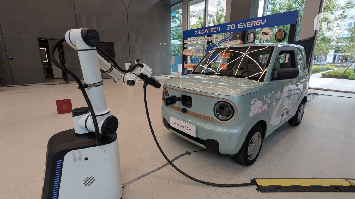 ZD Energy a présenté ses robots chargeurs chez Renault Group Shanghai // Source : Raphaelle Baut pour Numerama ZD Energy a présenté ses robots chargeurs chez Renault Group Shanghai // Source : Raphaelle Baut pour Numerama