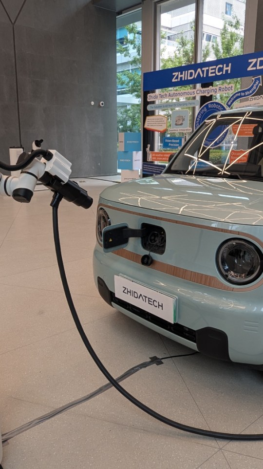 ZD Energy a présenté ses robots chargeurs chez Renault Group Shanghai // Source : Raphaelle Baut pour Numerama ZD Energy a présenté ses robots chargeurs chez Renault Group Shanghai // Source : Raphaelle Baut pour Numerama