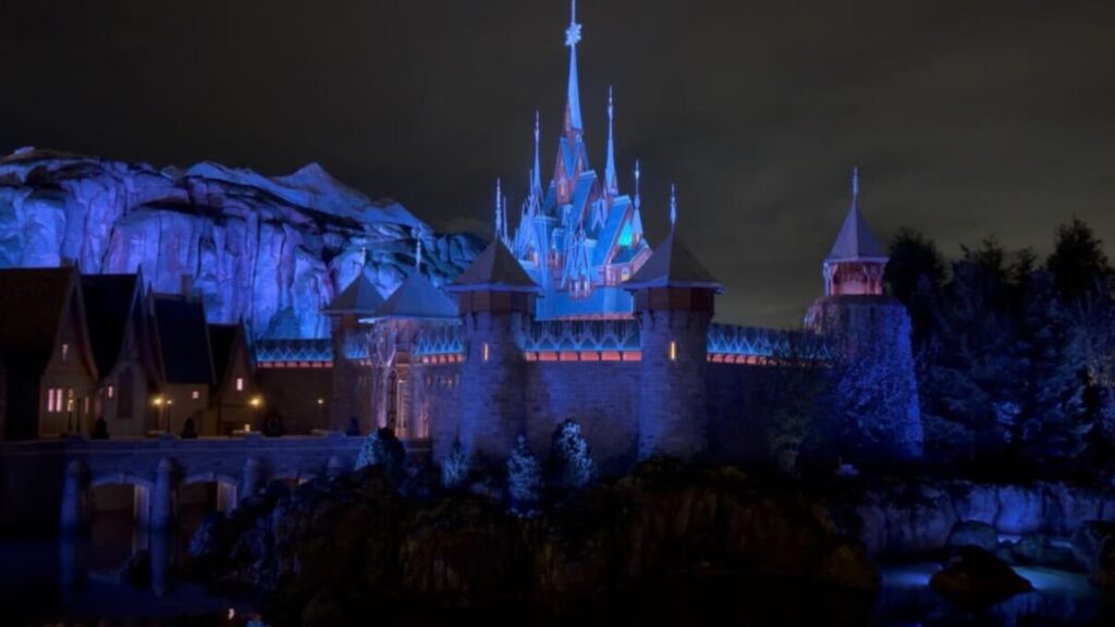 Le château de la reine des neiges, visible au fond du parc.