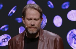 Éric Larchevêque lors de sa Keynote du 24 novembre 2025.  // Source : Éric Larchevêque 